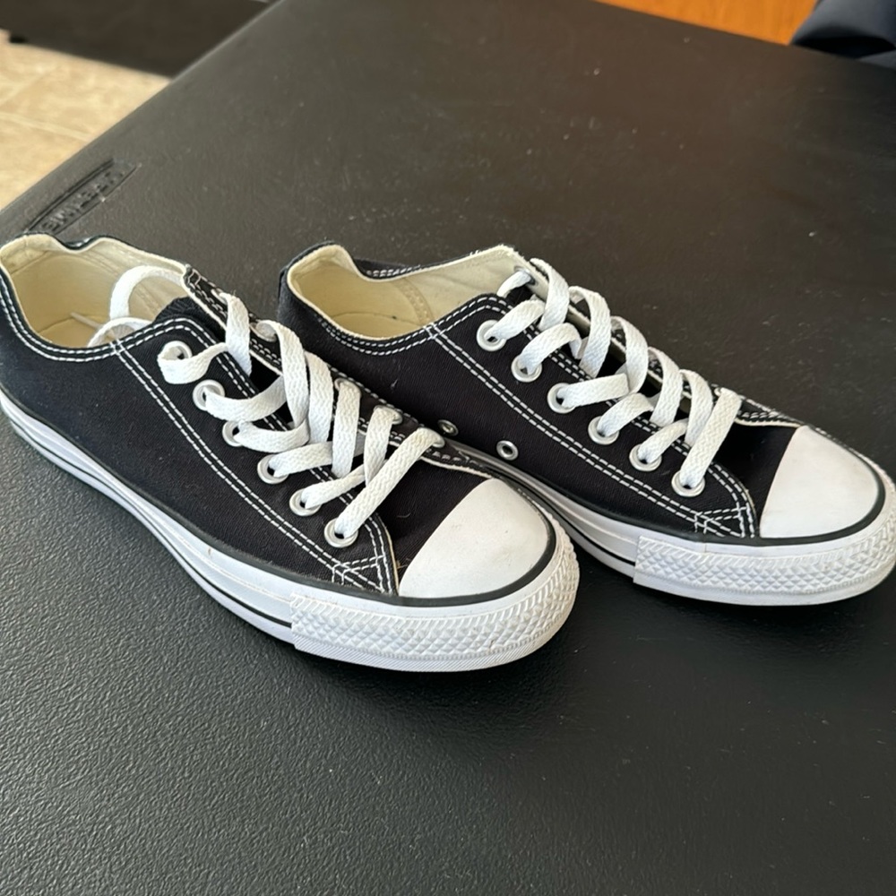 Unisex converse shoes Black and White.